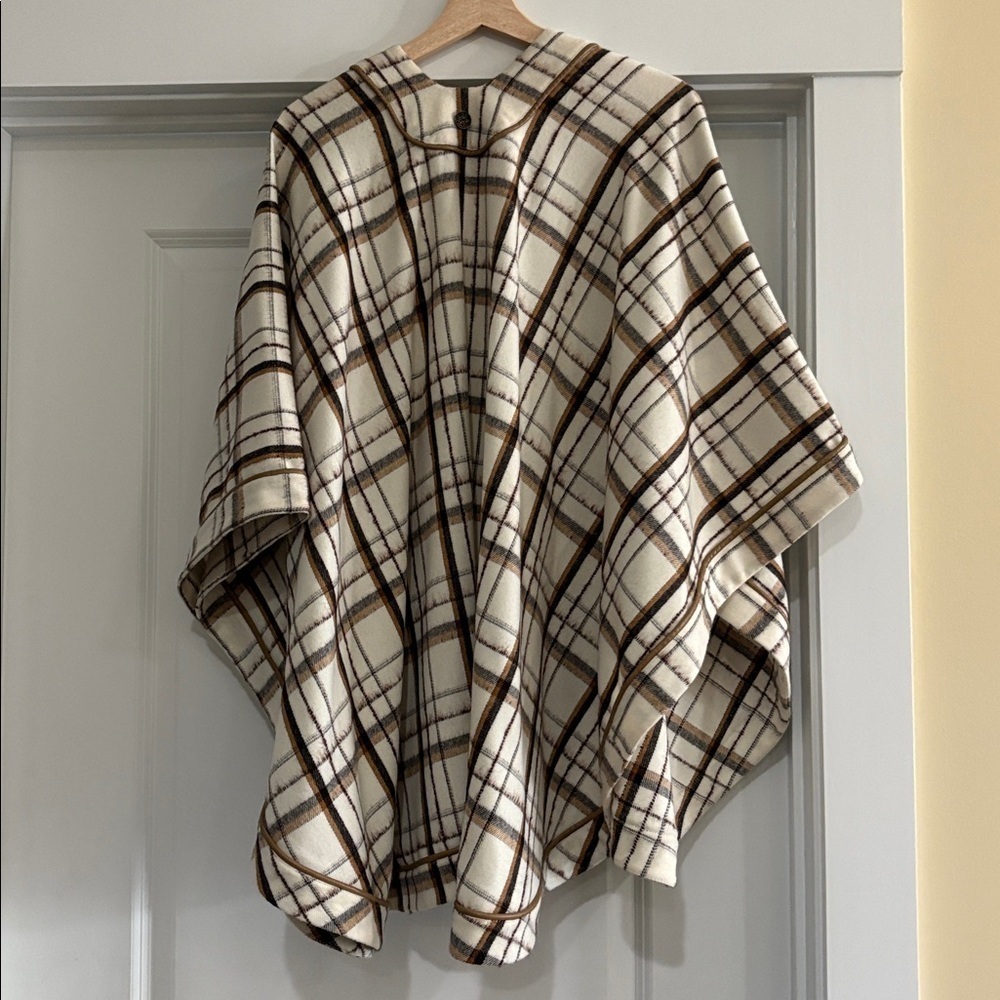 RECREO San Miguel Wool Cashmere Poncho. Leather lambskin trim. - Picture 4 of 8